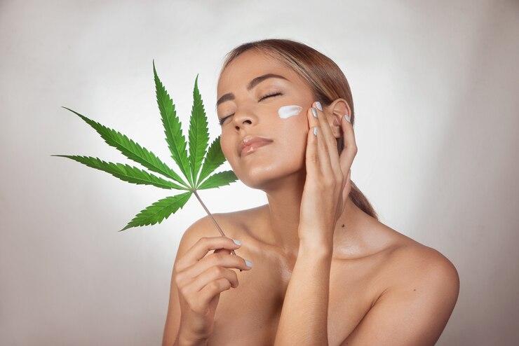 Using the CBD night cream is as easy as using any other night cream and takes just a few seconds to apply.